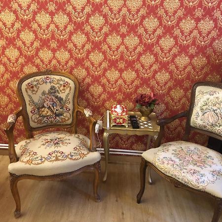Love Nest Versailles - Unique Louis XIV Decoration - Calm Location Right In City Center Namur Bagian luar foto