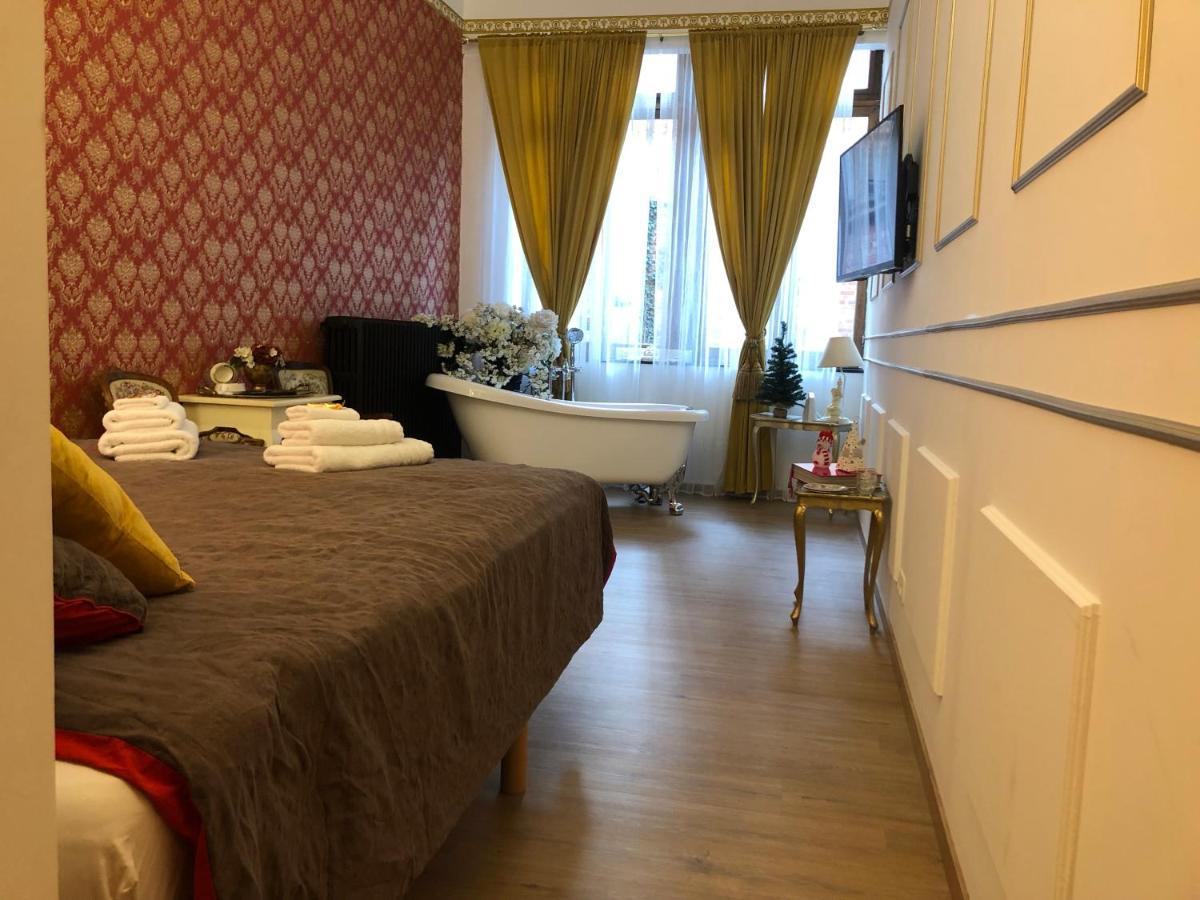 Love Nest Versailles - Unique Louis XIV Decoration - Calm Location Right In City Center Namur Bagian luar foto