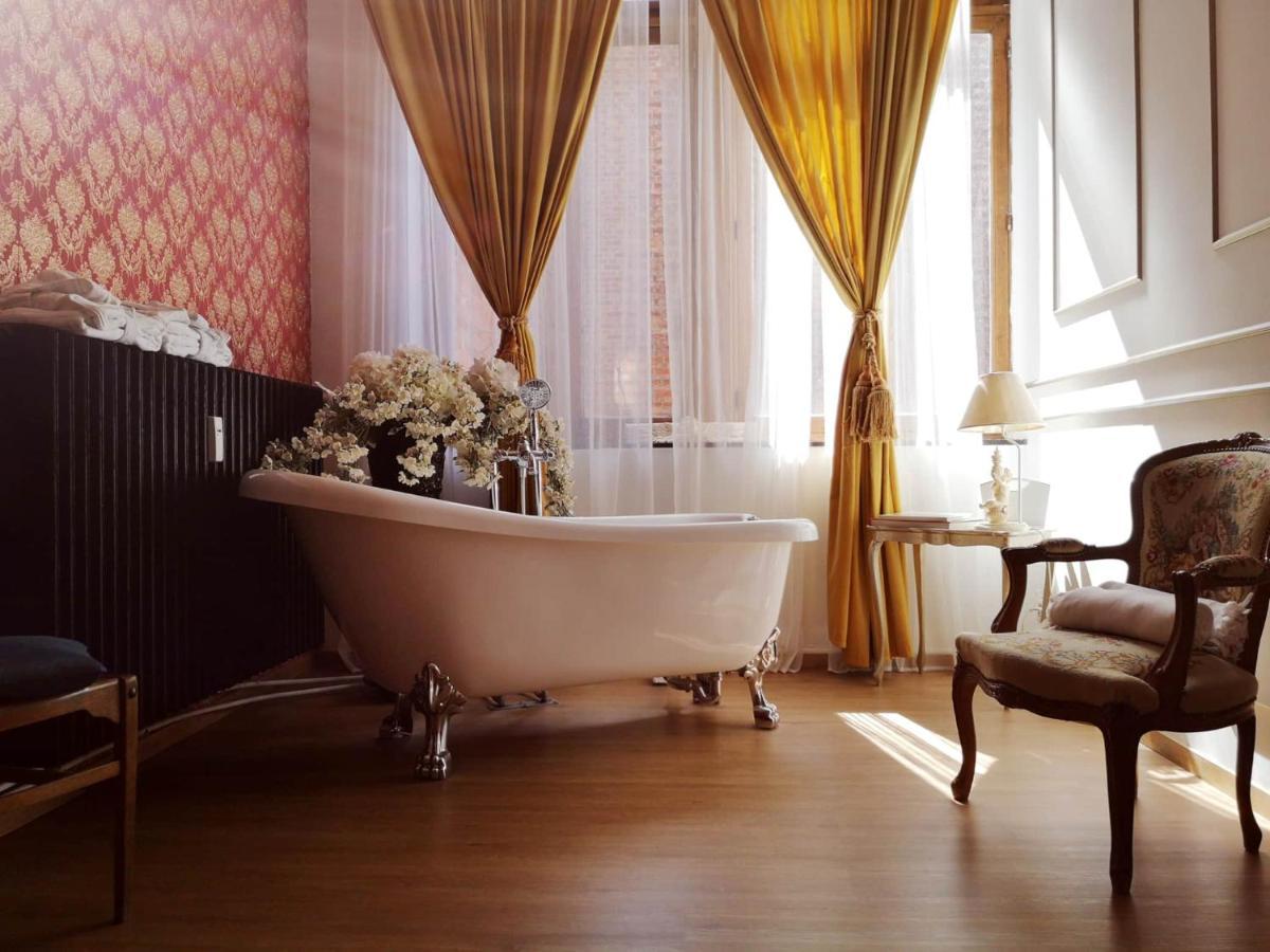 Love Nest Versailles - Unique Louis XIV Decoration - Calm Location Right In City Center Namur Bagian luar foto